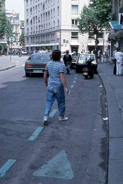 8907N06R20Paris Bike Lane.jpg (31223 bytes)