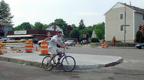 DSCF0108Bicyclist right of island.jpg (27096 bytes)