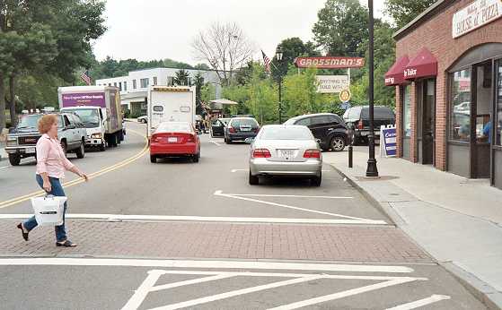 024_22 Wellesley sloppy parking.jpg (30437 bytes)