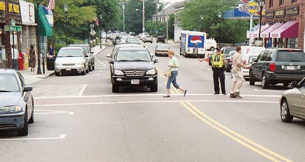 031_29 Wellesley crosswalk.jpg (29350 bytes)