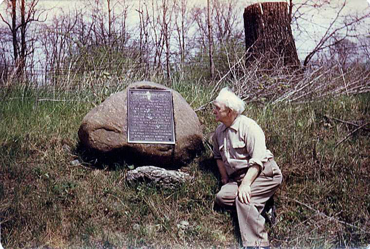 AMS and Gandougarae monument.jpg (102108 bytes)