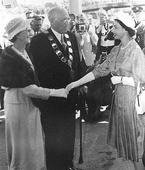 Greeting the Queen.jpg (53183 bytes)