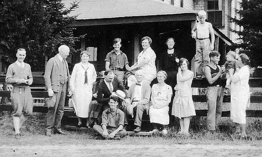 Group at Alderside, 1936.jpg (100858 bytes)