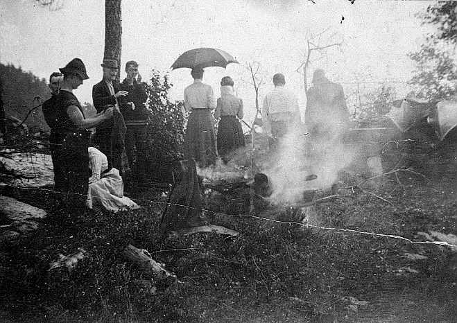 Wet Picnic at Hummy's Point.jpg (49636 bytes)