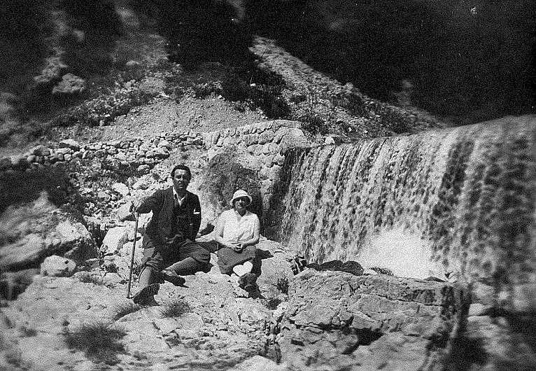 Lulu and Fran at falls.jpg (151455 bytes)