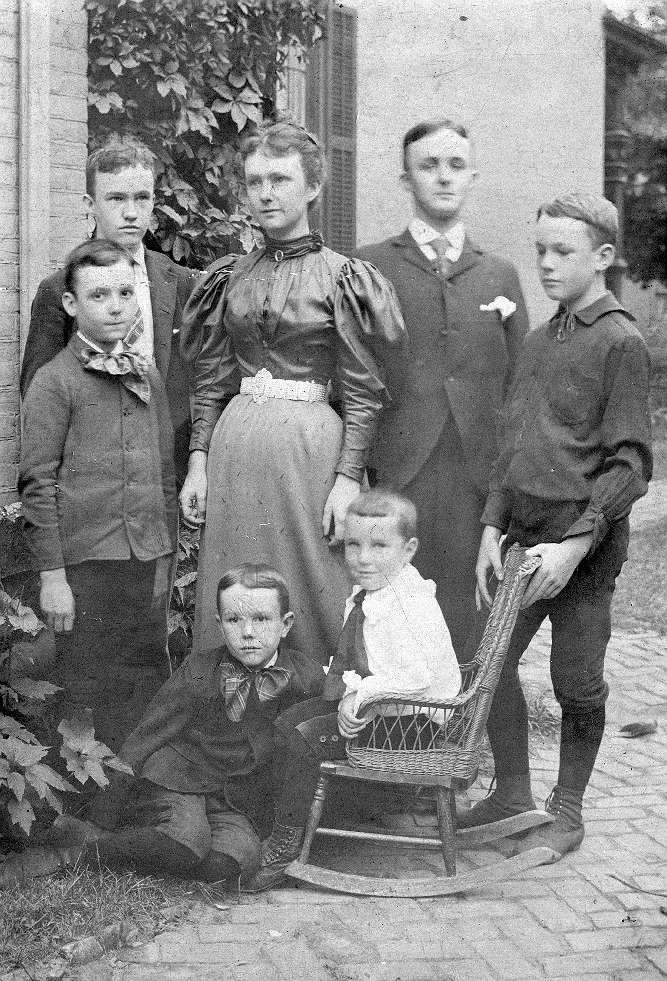 Seven siblings ca 1890.jpg (126185 bytes)