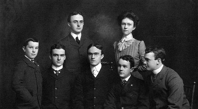 Seven siblings 1901(100).jpg (29409 bytes)