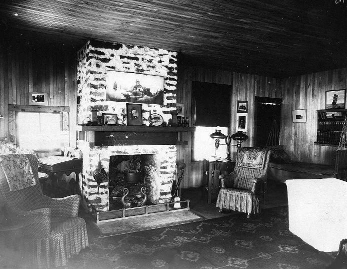 alderside living room in the 30's (75 dpi).jpg (95178 bytes)