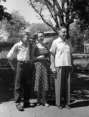 p19 Allan, Constance and Gordon Vichert.jpg (27338 bytes)