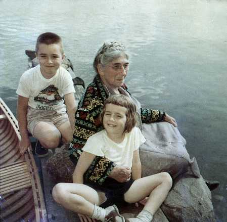 p21a John, Jean and Grandma on Alderside dock.jpg (23892 bytes)