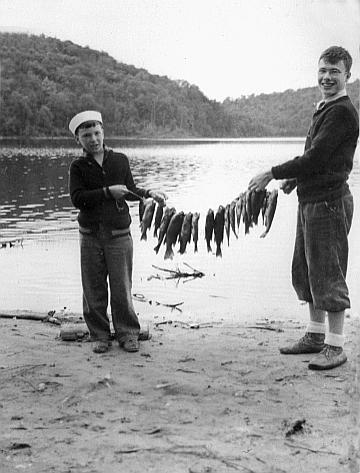 p24e David and John at Long Lake, 1934.jpg (33212 bytes)