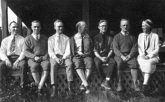 p10 Seven siblings about 1925.jpg (38312 bytes)